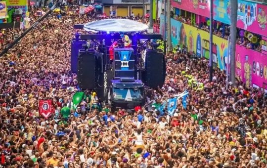 BaianaSystem arrasta multidão em mais um furdunço na abertura do Carnaval de Salvador
