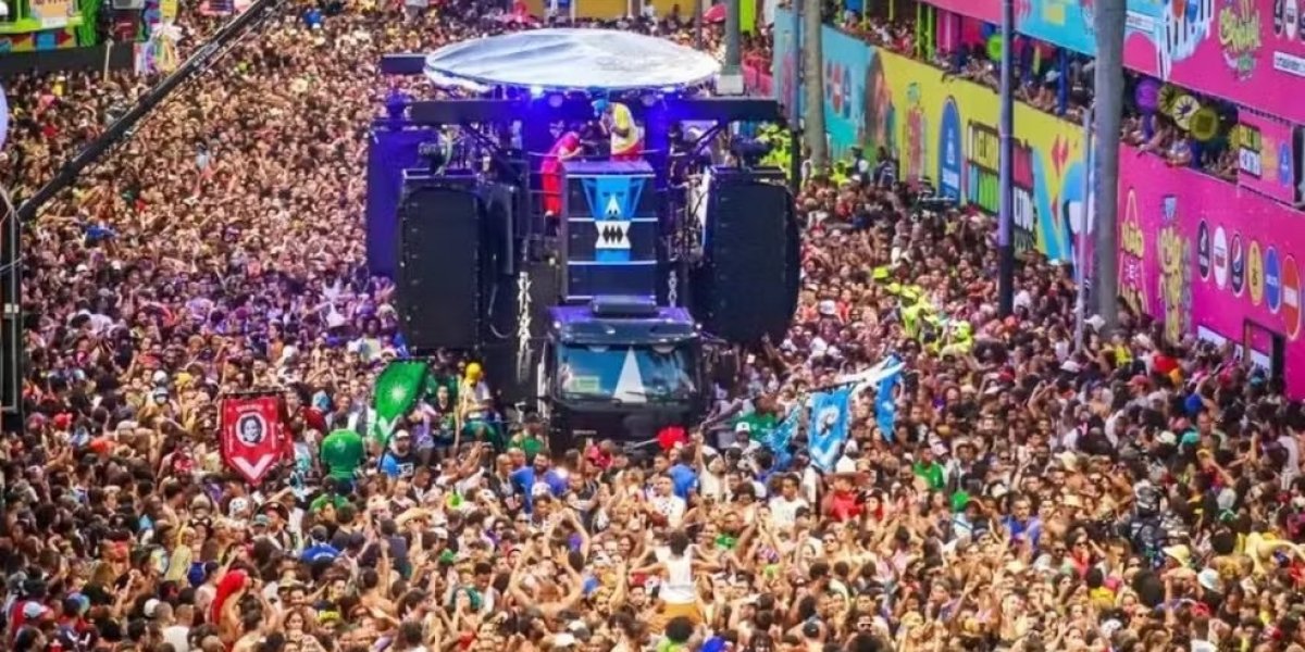 BaianaSystem arrasta multidão em mais um furdunço na abertura do Carnaval de Salvador