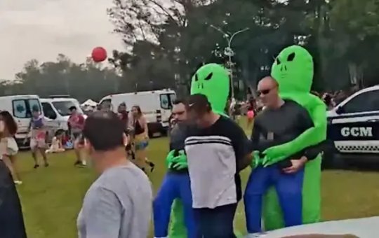 Policiais disfarçados de alienígenas prendem suspeitos no carnaval de São Paulo