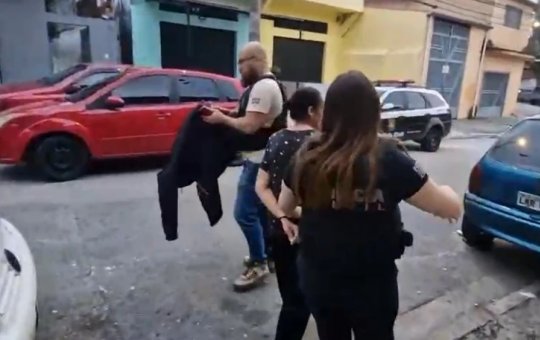 Avó é presa suspeita de 'veder' netas para piloto em esquema se exploração sexual