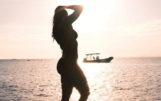 Ivete Sangalo aproveita banho de mar antes da semana de Carnaval