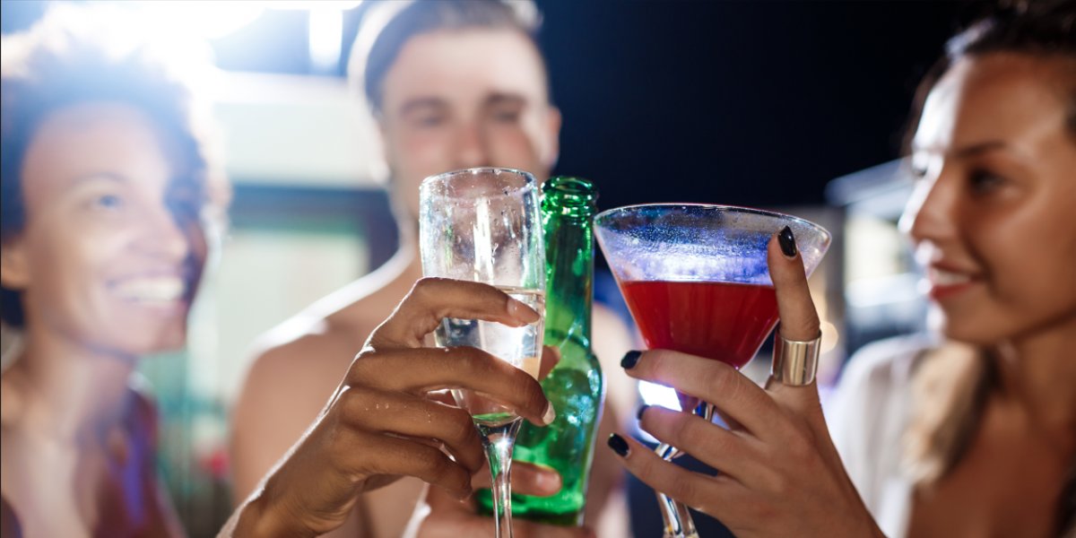 Amigos brindam em festa de rua