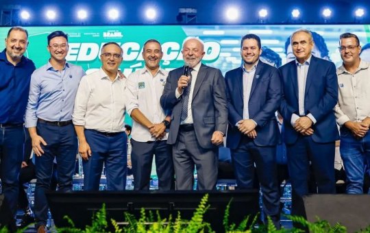 Lula posa com prefeitos do PL em Mauá e brinca: “Presidente do partido vai bater neles”