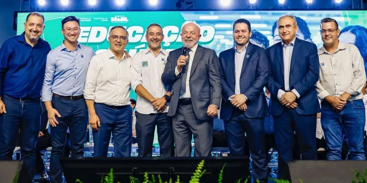 Lula posa com prefeitos do PL em Mauá e brinca: “Presidente do partido vai bater neles”