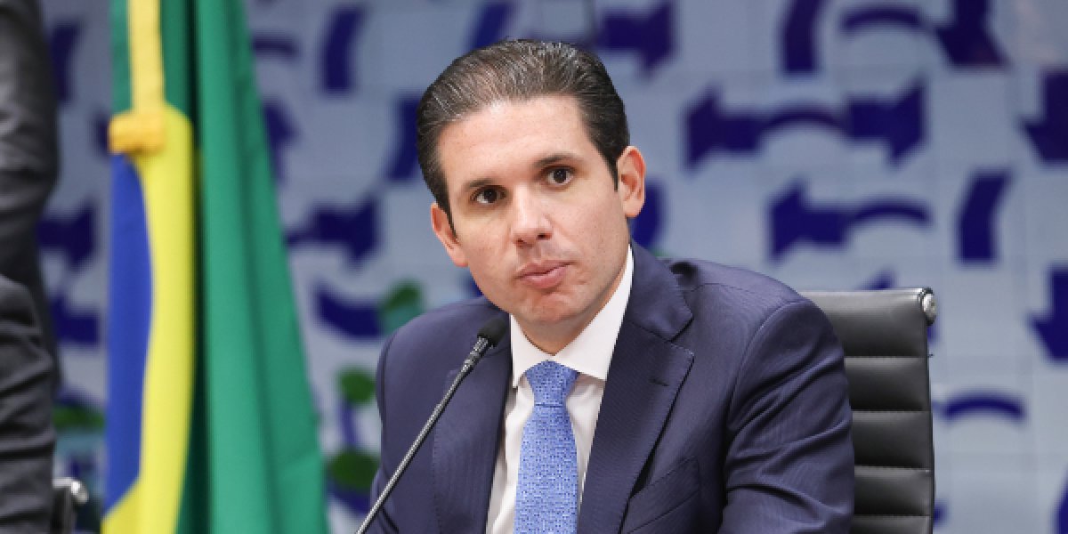 Fim da escala 6x1 pode ser votado até maio, afirma Hugo Motta