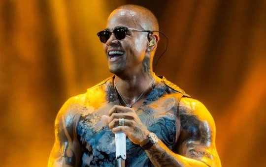 Léo Santana arrasta multidão no pipoco durante o pré-Carnaval de Salvador