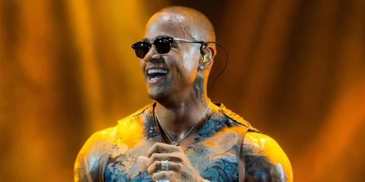 Léo Santana arrasta multidão no pipoco durante o pré-Carnaval de Salvador