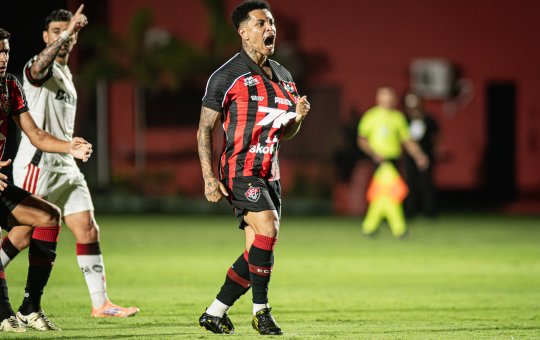 Na reestreia de Marinho, Vitória perde pênalti e sai derrotado pelo Flamengo no Brasileirão