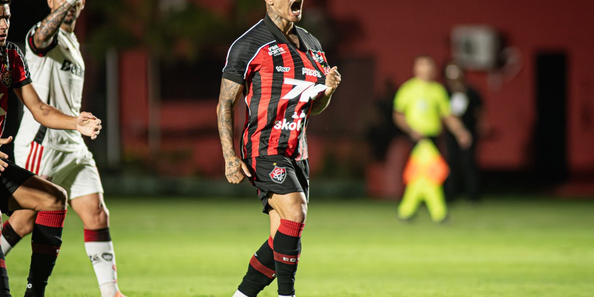 Na reestreia de Marinho, Vitória perde pênalti e sai derrotado pelo Flamengo no Brasileirão