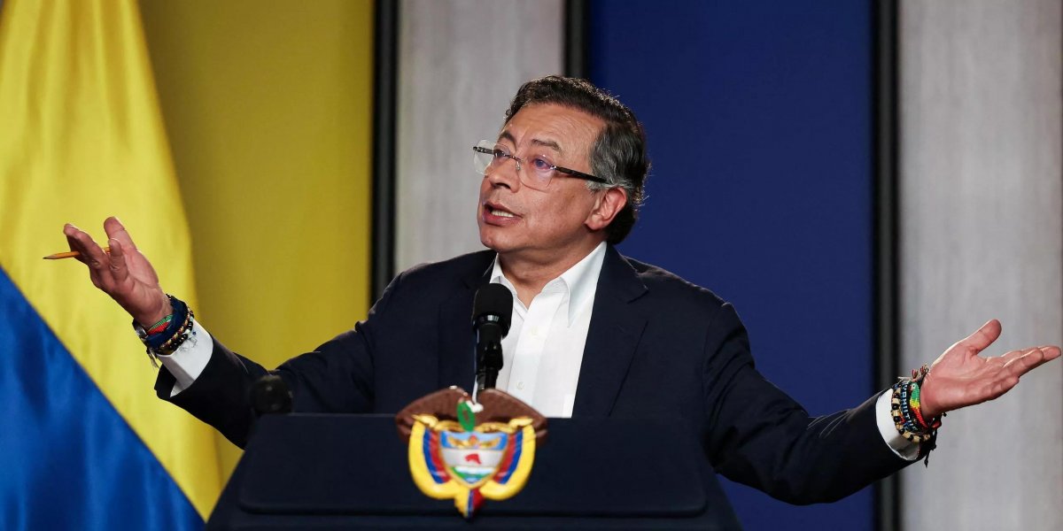 Presidente afirma ter escapado de tentativa de assassinato durante voo