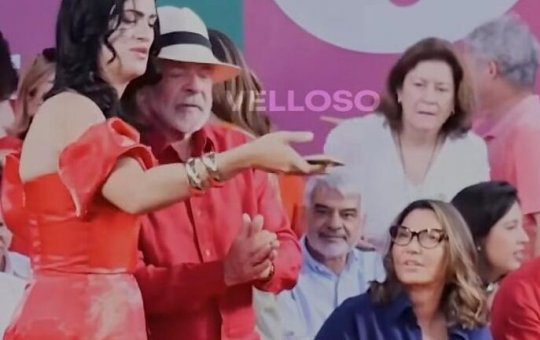 Janja dá “bronca” em Lula durante evento dos 46 anos do PT na Bahia