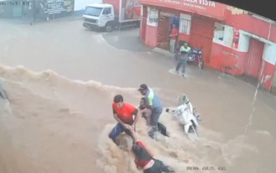 Duas mulheres e uma motocicleta são arrastadas durante tempestade 
