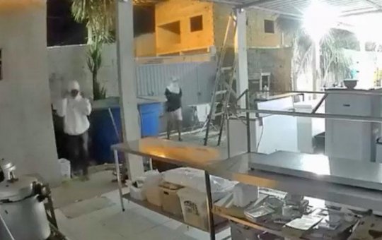 Suspeitos invadem galpão de restaurante e roubam carnes em Arraial D'Ajuda, na Bahia