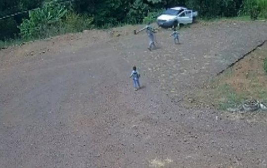 'Só agradeci", afirma pai de crianças que escaparam de tragédia envolvendo carro