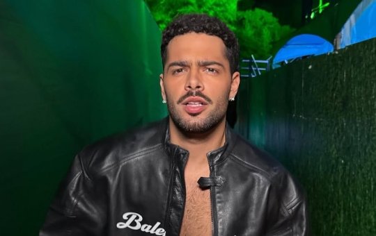 Pedro Sampaio faz aparição surpresa de jet ski e anima público no Farol da Barra