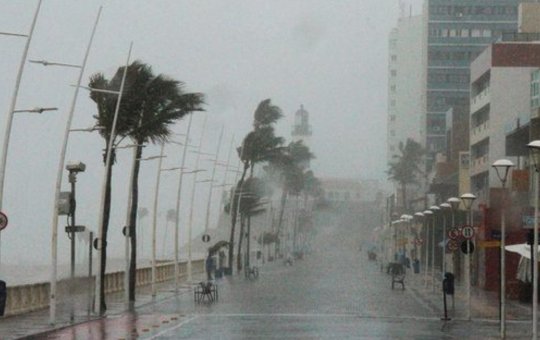 Joga água! Previsão do tempo para o segundo dia de Carnaval é de tempo nublado e chuva