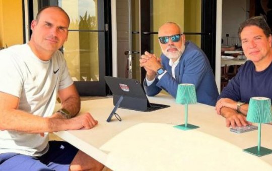 Condenado por tentativa de golpe e foragido posam com Eduardo Bolsonaro nos EUA e dizem: “Estamos livres”