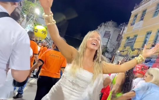Carla Perez curte abertura do carnaval no meio dos foliões