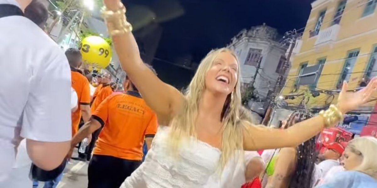 Carla Perez curte abertura do carnaval no meio dos foliões