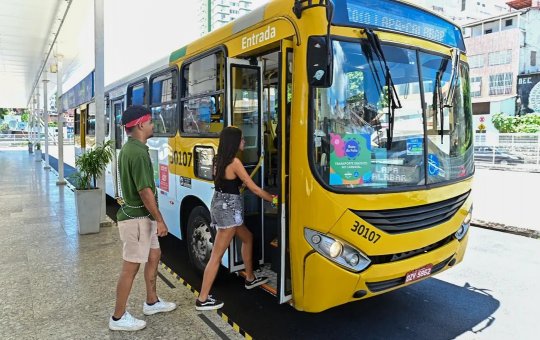 Mais de 60 mil pessoas usam linhas gratuitas no 1º dia de Carnaval Operação especial de transporte público funcionou durante a madrugada e atendeu fo
