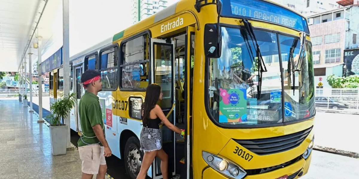 Mais de 60 mil pessoas usam linhas gratuitas no 1º dia de Carnaval  Operação especial de transporte público funcionou durante a madrugada e atendeu fo