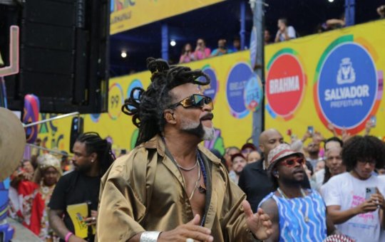 Carlinhos Brown realiza ritual de abertura e arrasta multidão no primeiro dia do Carnaval de Salvador