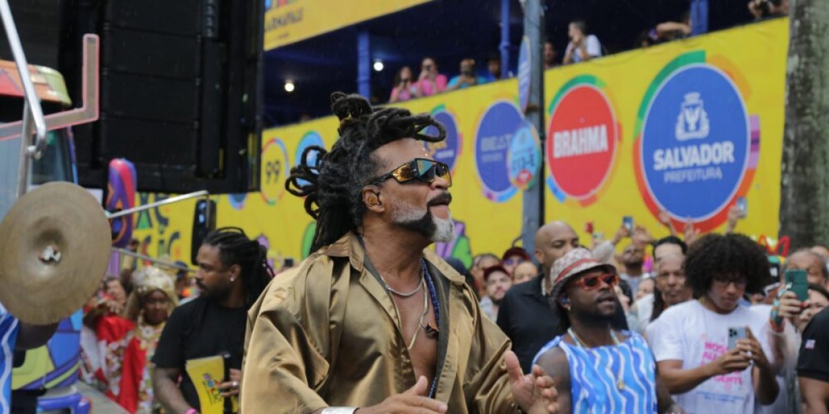 Carlinhos Brown realiza ritual de abertura e arrasta multidão no primeiro dia do Carnaval de Salvador