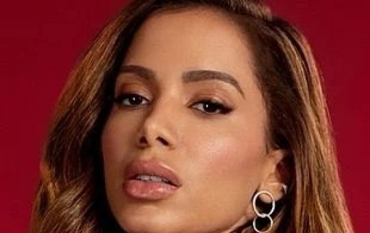 Anitta manda recado para convidados que tentaram levar outras pessoas para trio elétrico