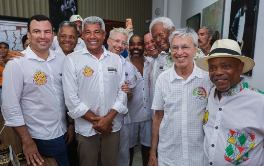 Jerônimo marca abertura do Carnaval no Pelourinho acompanhando saída do Olodum