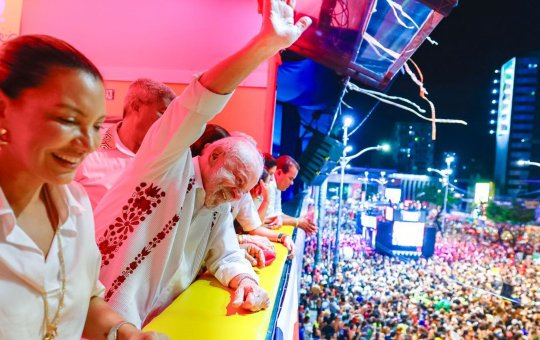 BaianaSystem puxa coro para Lula durante passagem pelo Campo Grande: ‘Sem anistia’