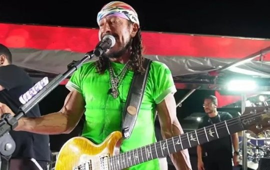 Bell Marques ajuda ambulante com isopor quebrado e paga R$ 2 mil durante o Carnaval