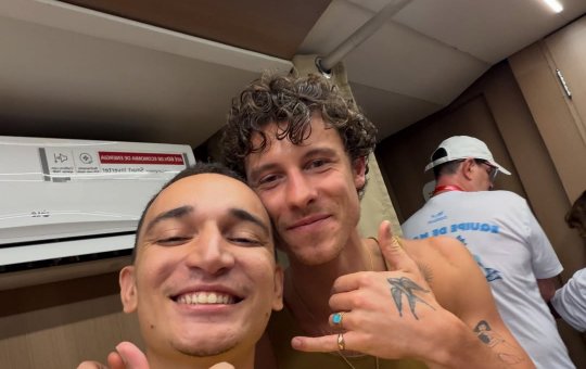 João Gomes posa para foto com Shawn Mendes em Salvador e fãs especulam parceria