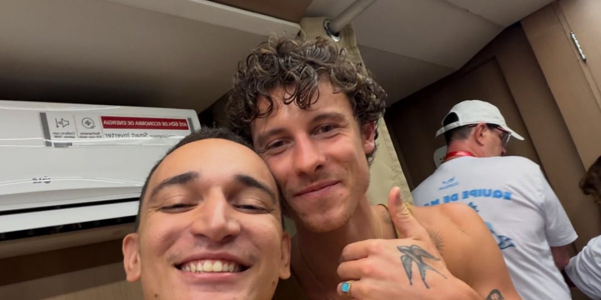 João Gomes posa para foto com Shawn Mendes em Salvador e fãs especulam parceria