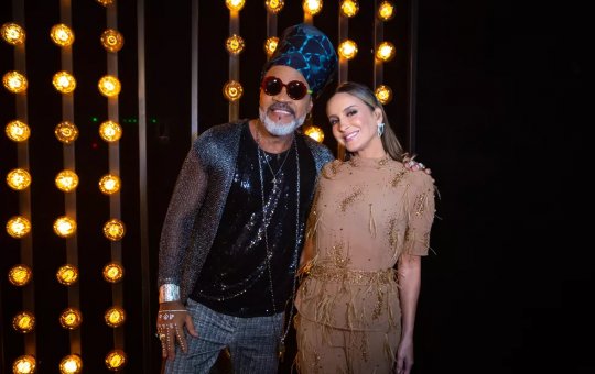 Carlinhos Brown sobe no trio de Claudia Leitte e faz defesa pública da cantora no Carnaval de Salvador