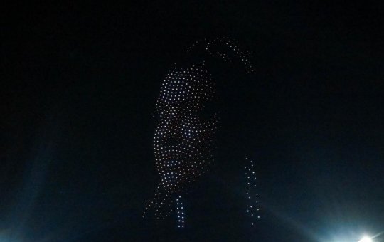 Emocionante: Preta Gil é homenageada com show de drones no Farol da Barra