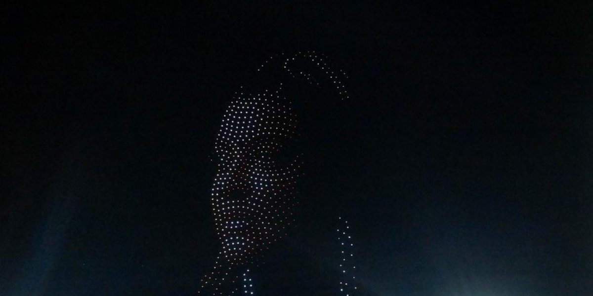 Emocionante: Preta Gil é homenageada com show de drones no Farol da Barra