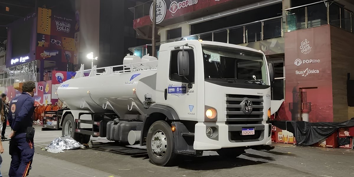 Jovem morre atropelada por caminhão de limpeza durante Carnaval em Salvador