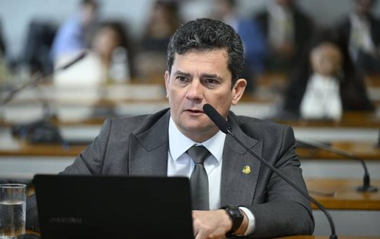Sérgio Moro critica homenagem a Lula na Sapucaí e fala em “propaganda eleitoral antecipada”