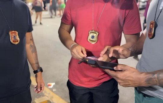 Homem é preso após cometer importunação sexual com uma turista suíça em camarote de Salvador