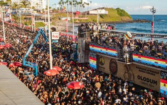 Olodum é vaiado após atrasar desfile no Circuito Dodô por superlotação
