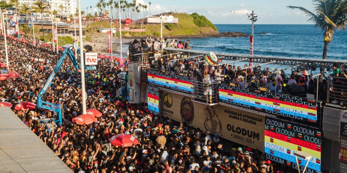 Olodum é vaiado após atrasar desfile no Circuito Dodô por superlotação