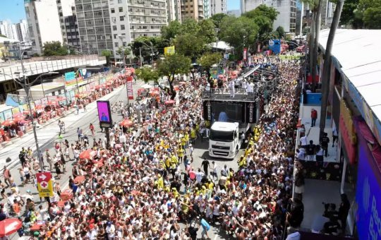 Mulher perde a visão de um olho após ser baleada em tiroteio no Carnaval de Salvador; suspeito é preso