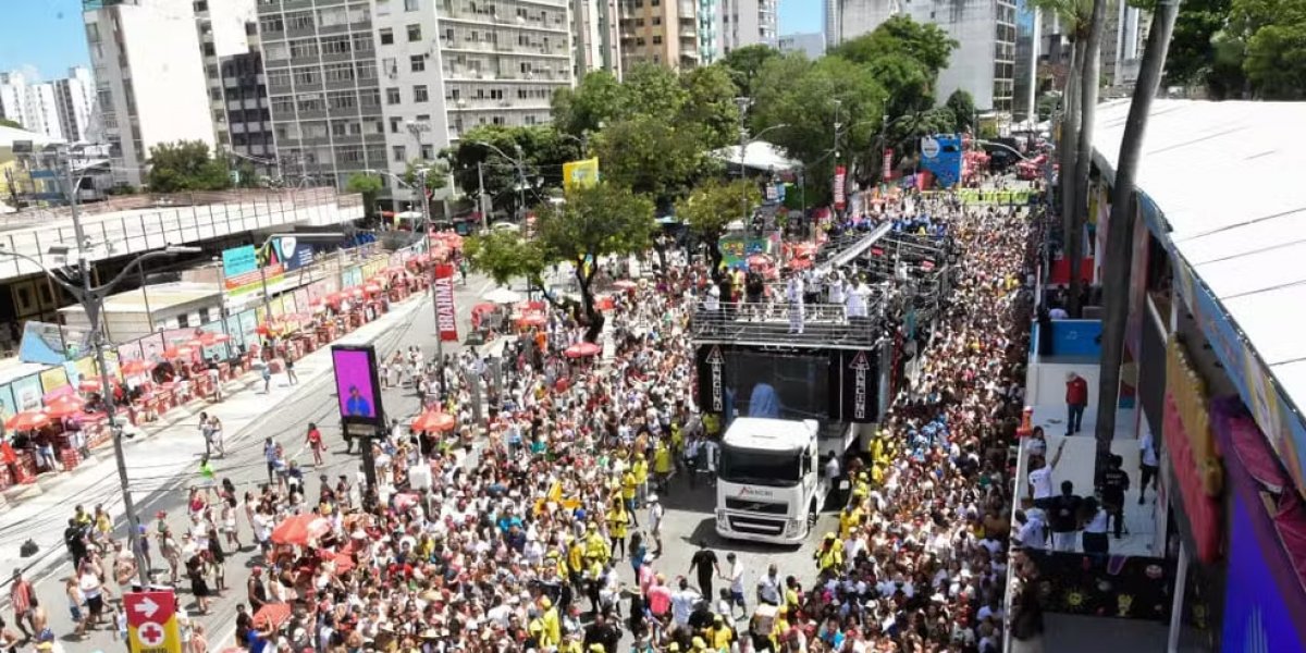 Mulher perde a visão de um olho após ser baleada em tiroteio no Carnaval de Salvador; suspeito é preso