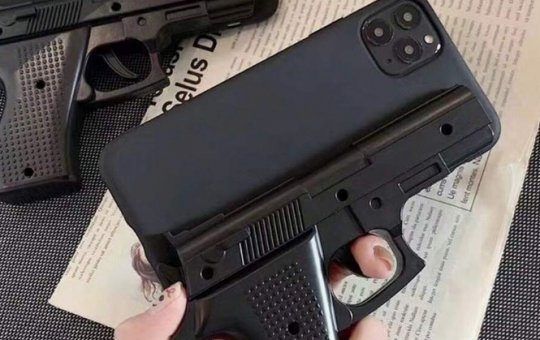 Capas de celular que imitam armas viram moda no Brasil e acendem alerta de risco
