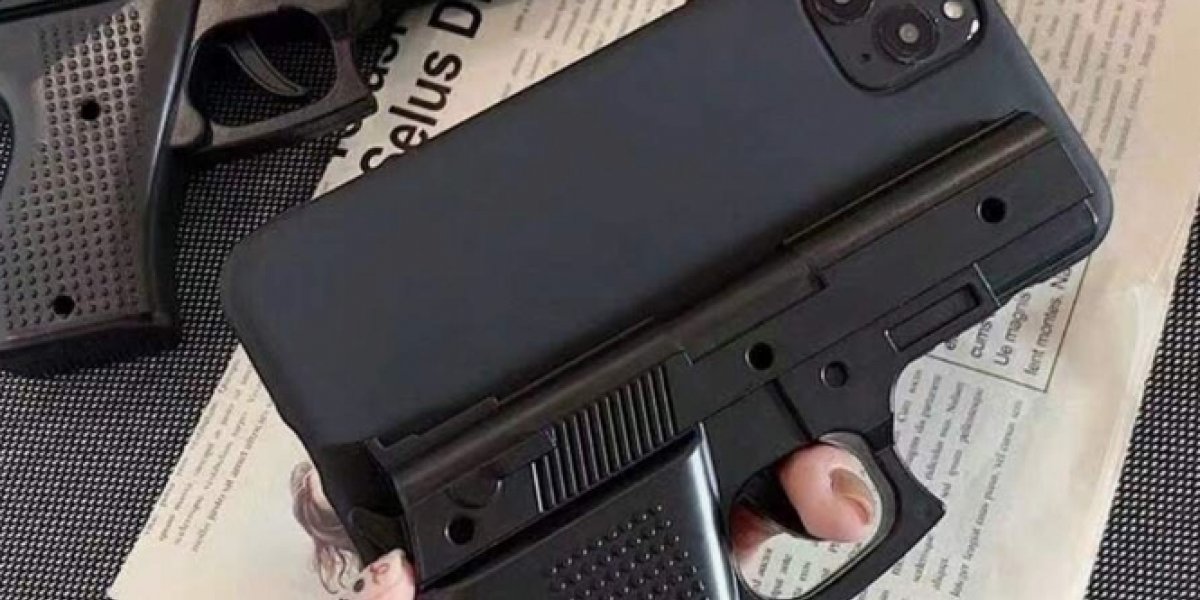 Capas de celular que imitam armas viram moda no Brasil e acendem alerta de risco