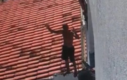 Vídeo mostra momento em que vereador investigado por homicídios tenta fugir por telhado