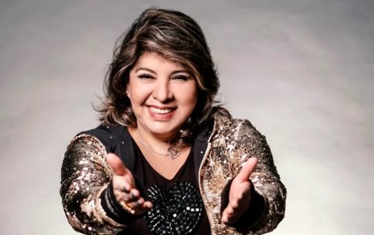 Roberta Miranda compra todo o estoque de pipoca de ambulante e emociona no Carnaval de João Pessoa