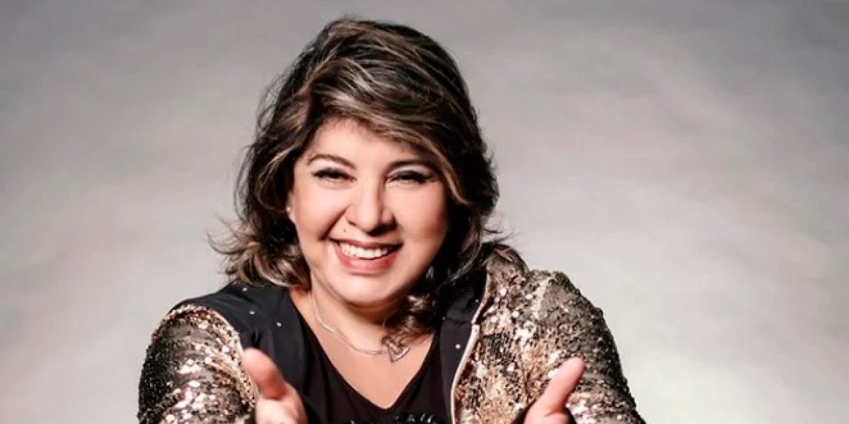 Roberta Miranda compra todo o estoque de pipoca de ambulante e emociona no Carnaval de João Pessoa