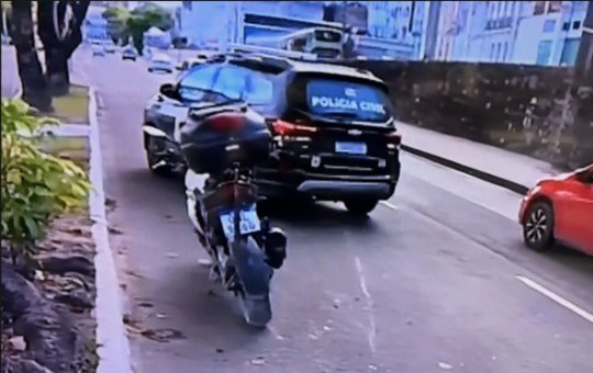 Motociclista morre após colidir contra árvore na Avenida Contorno, em Salvador