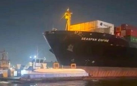 Navio colide com duas balsas em Santos e tripulação se joga na água para escapar